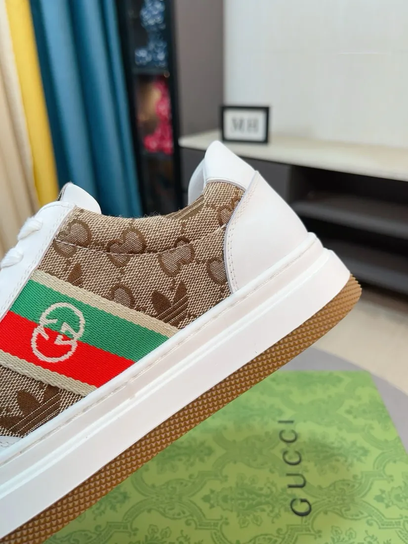 Men's shoes 💰420🌹🌹[GUCCI] Gucci's new lace-up casual men's shoes are on the market first, and the materials and workmanship are superior to all versions on the market. The highest quality shipped first-layer cowhide with imported original perforated materials➕genuine leather lining, privately molded soft outsole, high foot comfort, imported special materials highlight the brand's unique charm, high-end customization 38-44